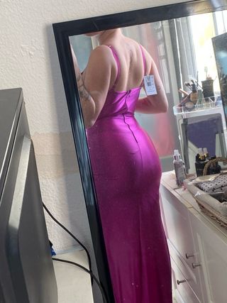 Vestido largo fucsia con abertura