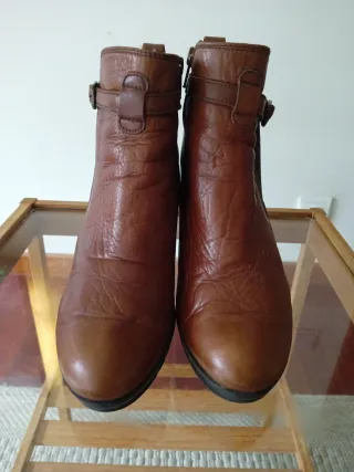 Botín piel camel hebilla y cremallera