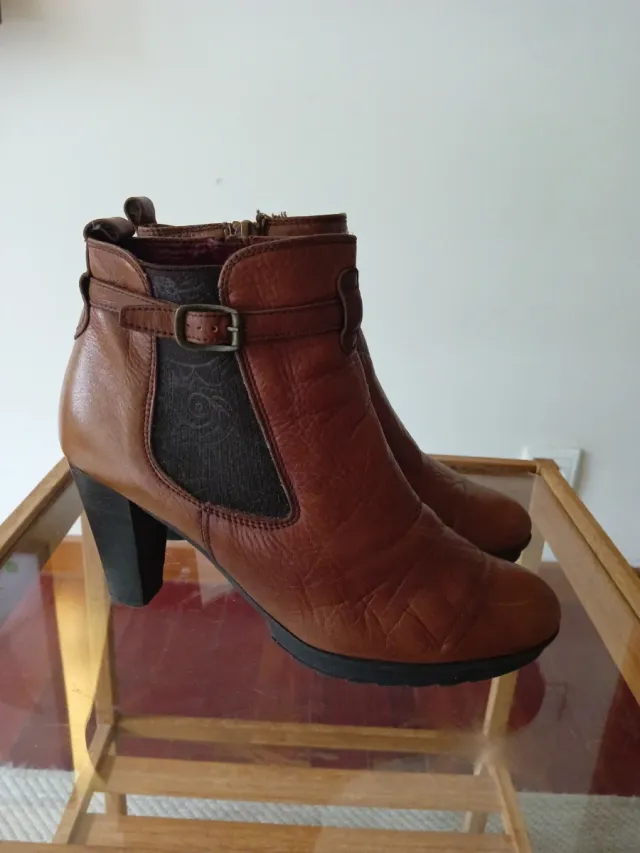 Botín piel camel hebilla y cremallera