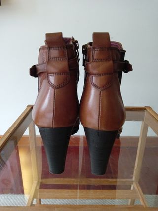 Botín piel camel hebilla y cremallera