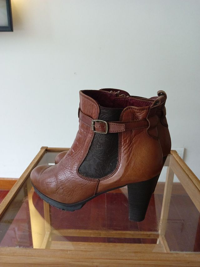 Botín piel camel hebilla y cremallera