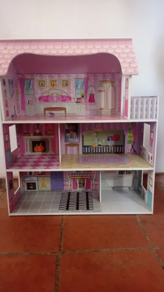 Casa de muñecas de madera rosa