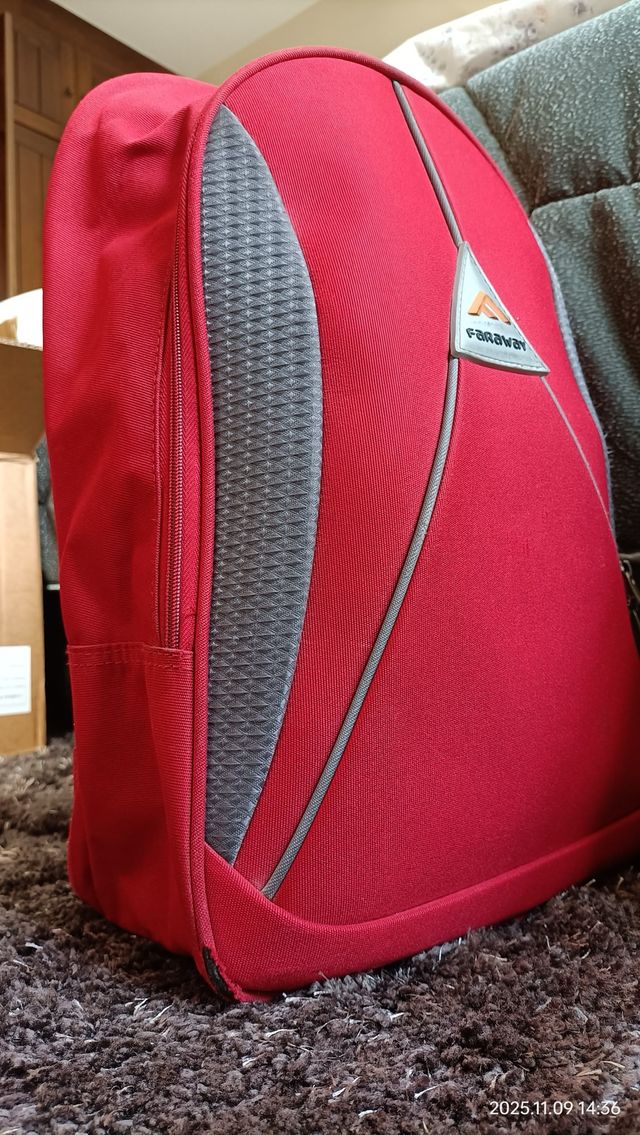 Mochila Faraway roja y gris.