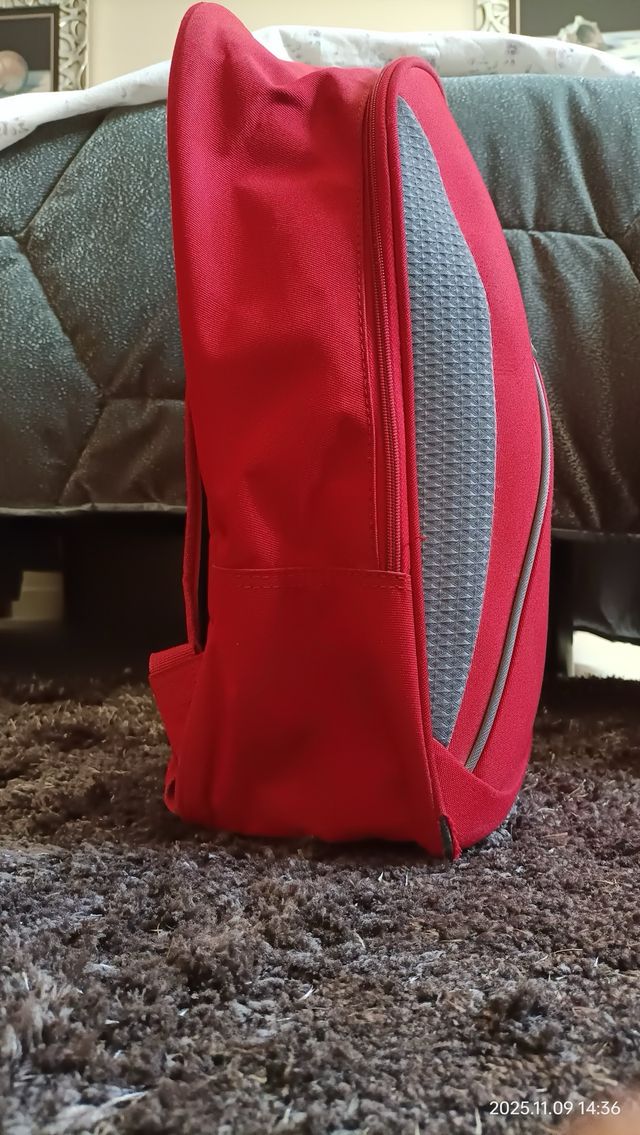 Mochila Faraway roja y gris.