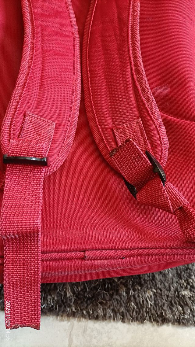 Mochila Faraway roja y gris.