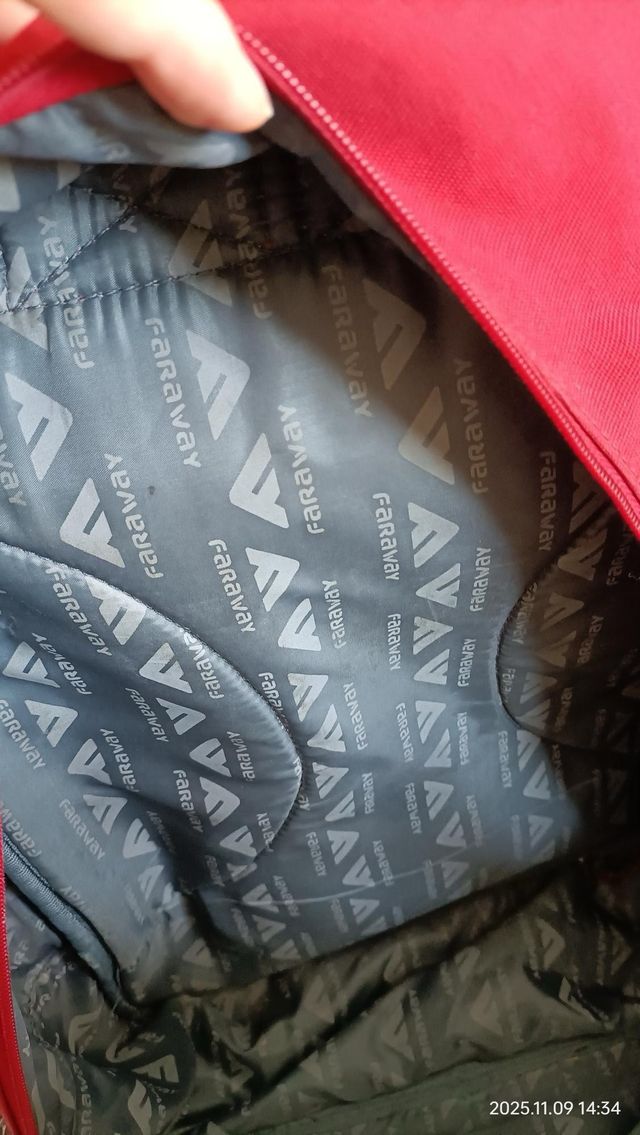 Mochila Faraway roja y gris.