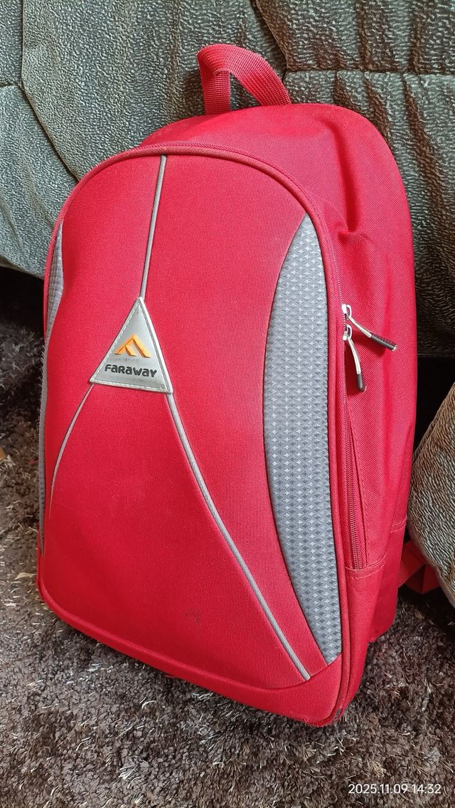 Mochila Faraway roja y gris.