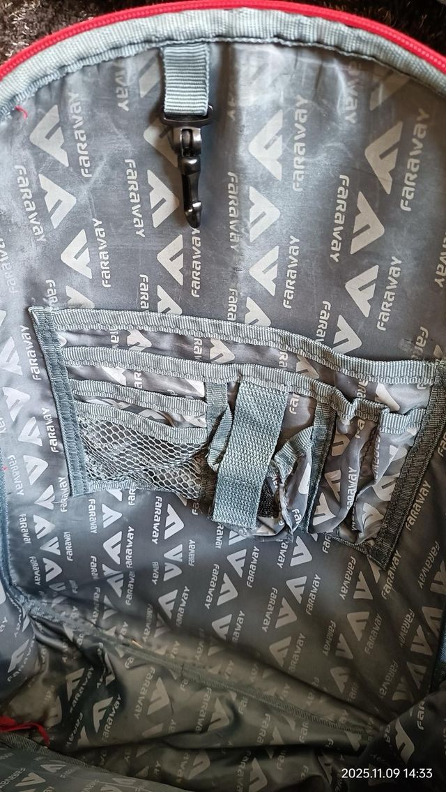 Mochila Faraway roja y gris.