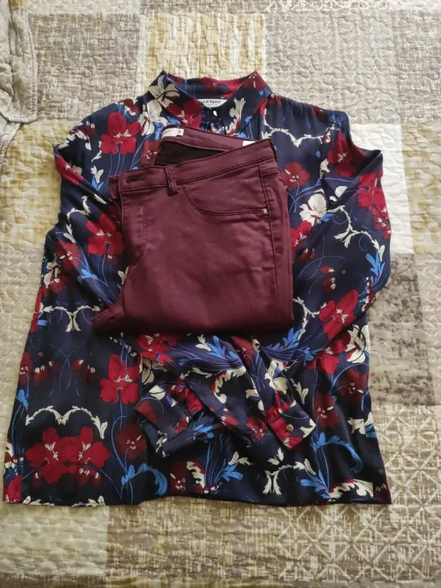 Conjunto: Camisa floral y pantalón burdeos