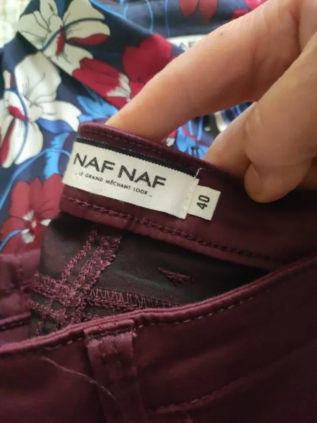 Conjunto: Camisa floral y pantalón burdeos