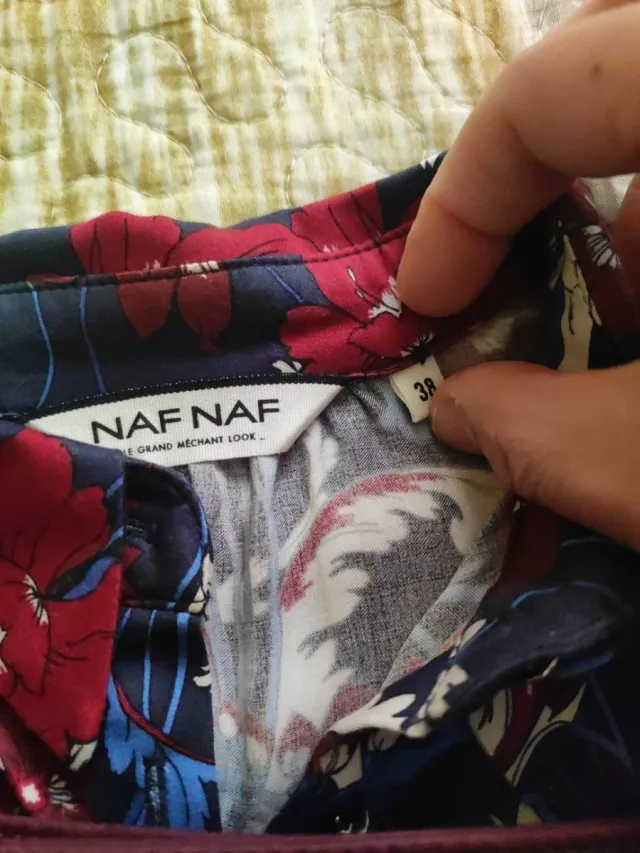 Conjunto: Camisa floral y pantalón burdeos