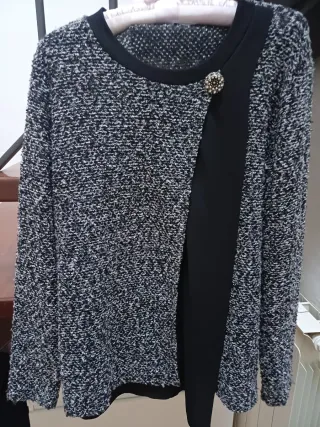 Blusa elegante con bottone gioiello