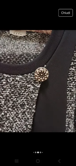 Blusa elegante con bottone gioiello