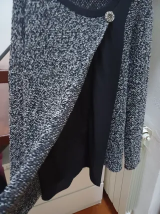 Blusa elegante con bottone gioiello