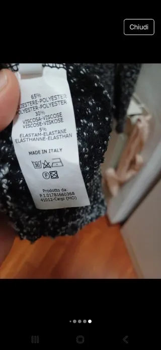 Blusa elegante con bottone gioiello