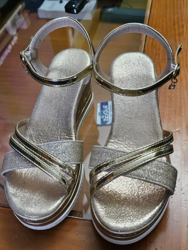 Sandalias doradas cuña