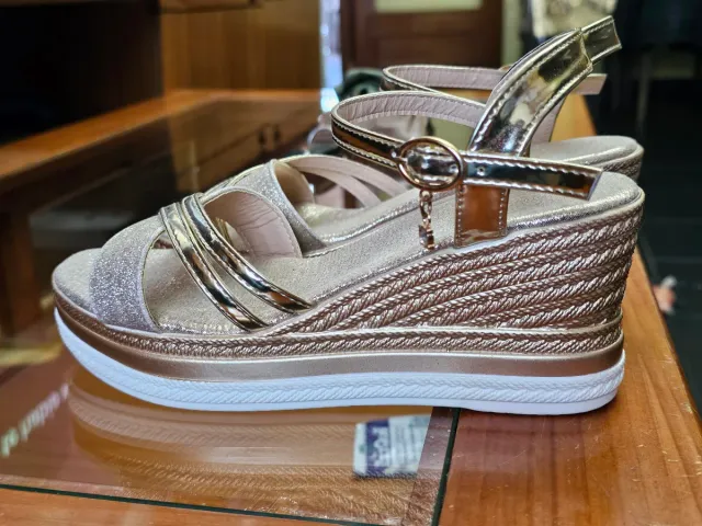 Sandalias doradas cuña