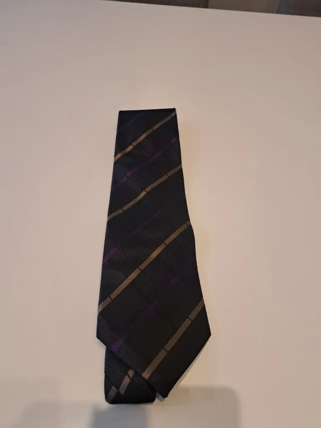 Corbata de caballero negra con detalles morados