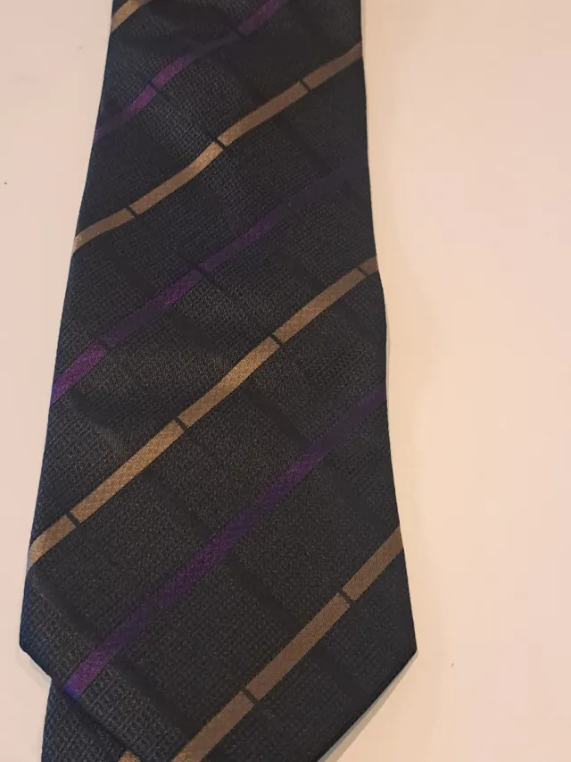 Corbata de caballero negra con detalles morados