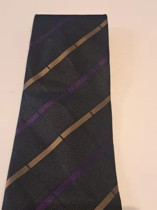 Corbata de caballero negra con detalles morados