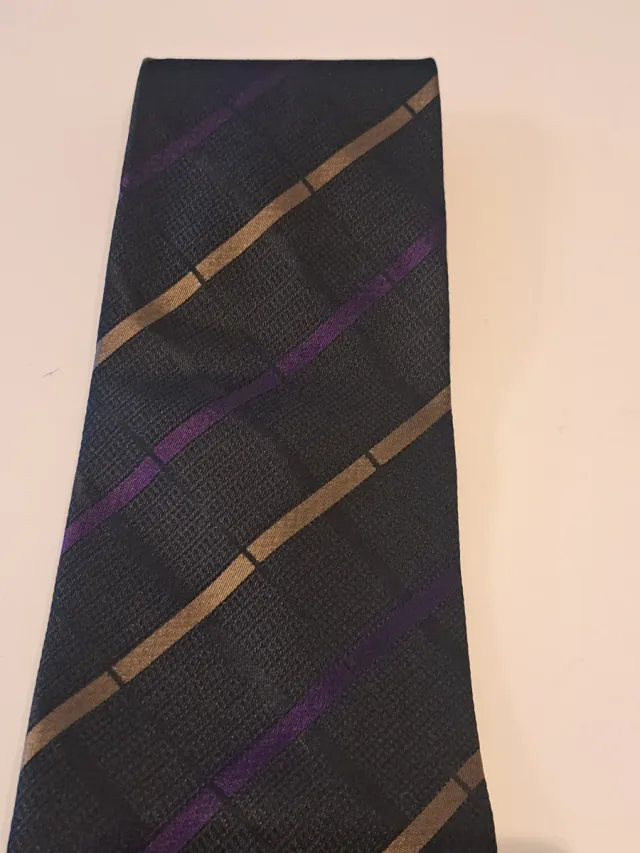 Corbata de caballero negra con detalles morados