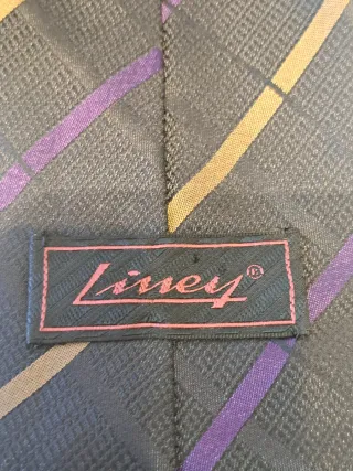 Corbata de caballero negra con detalles morados