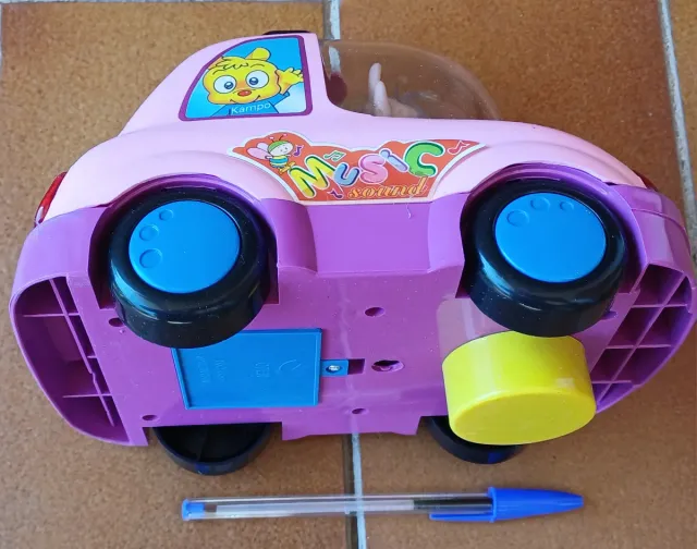 Coche juguete con música