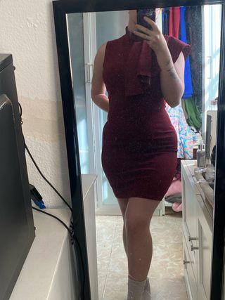 Vestido burdeos con volantes