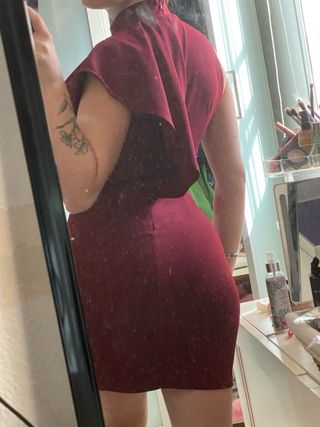 Vestido burdeos con volantes