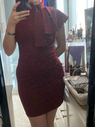 Vestido burdeos con volantes