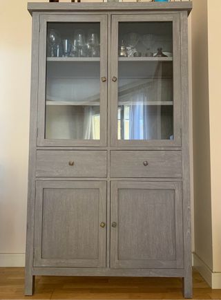 Vitrina BANAK gris con puertas de cristal
