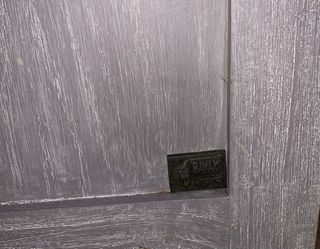 Vitrina BANAK gris con puertas de cristal