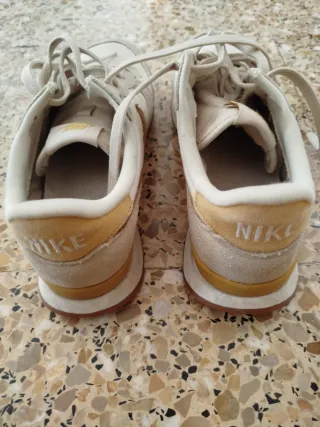 Zapatillas Nike Mujer Beige/Blanco