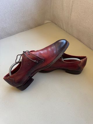 Zapatos de vestir marrones y rojos