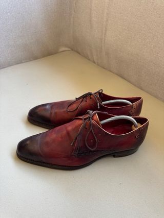 Zapatos de vestir marrones y rojos