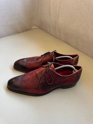 Zapatos de vestir marrones y rojos