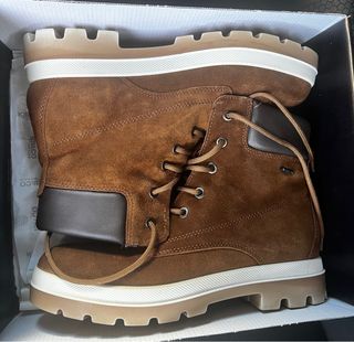 Stivali marroni usati una volta, non utilizzo