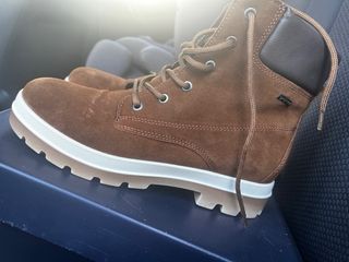 Stivali marroni usati una volta, non utilizzo