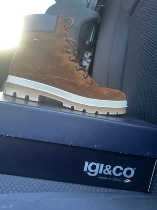 Stivali marroni usati una volta, non utilizzo