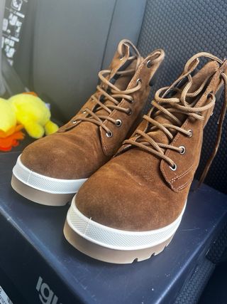 Stivali marroni usati una volta, non utilizzo