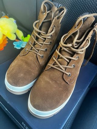 Stivali marroni usati una volta, non utilizzo