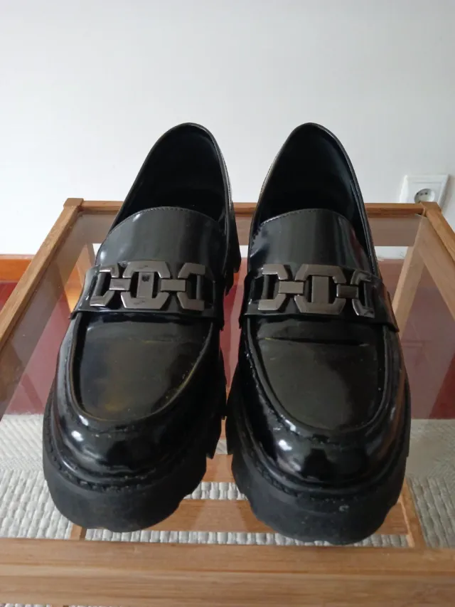 Zapatos charol negros con cadena
