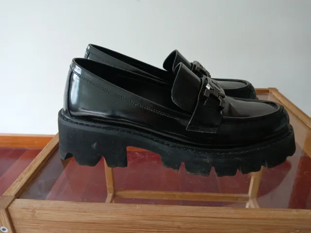 Zapatos charol negros con cadena