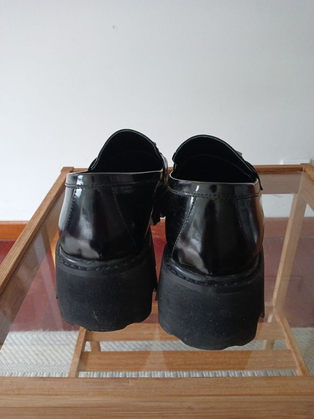 Zapatos charol negros con cadena