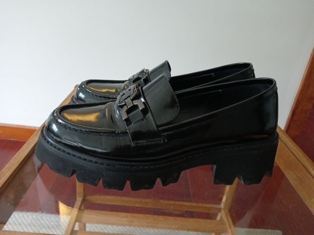 Zapatos charol negros con cadena