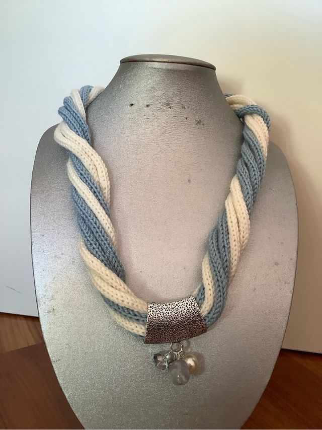 Collana lana Merino multi filo blu e bianca