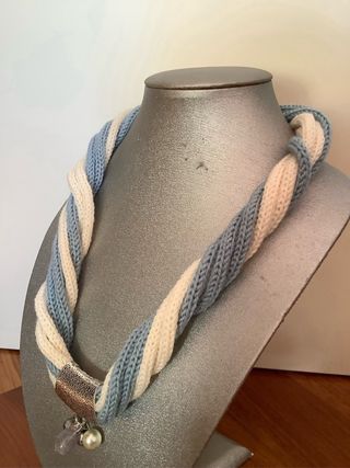 Collana lana Merino multi filo blu e bianca
