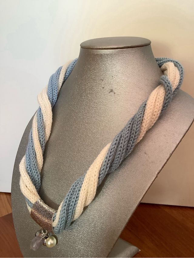 Collana lana Merino multi filo blu e bianca