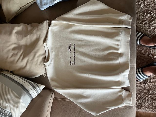 Sudadera beige con estampado