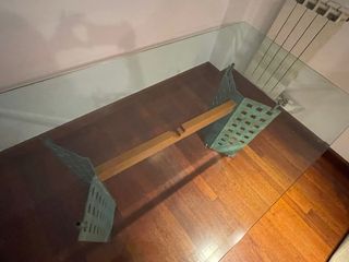 Mesa de cristal con patas metalizadas de diseño